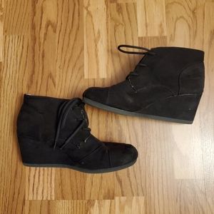 Catos black wedge booties size 8 1/2